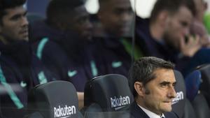 Valverde, delante de los suplentes de ayer.