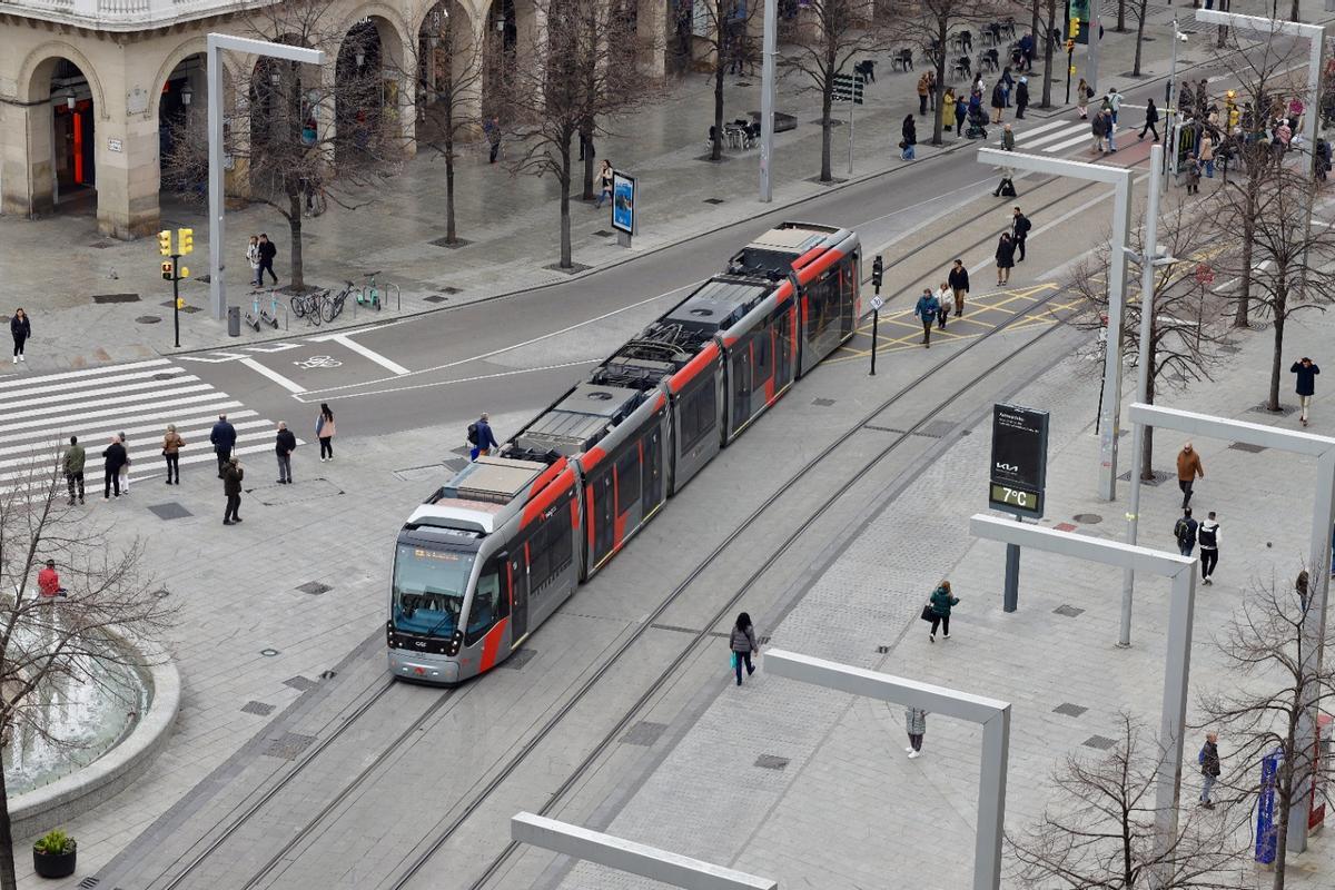 El tranvía pasando por la plaza España de Zaragoza en una imagen de archivo.