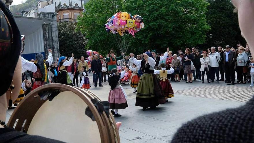 La Folixa na Primavera se despidió en Mieres con un último baile