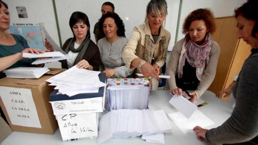 Representantes de las AMPA recogen las cartas para realizar el envío masivo de preguntas y propuestas a la Conselleria.