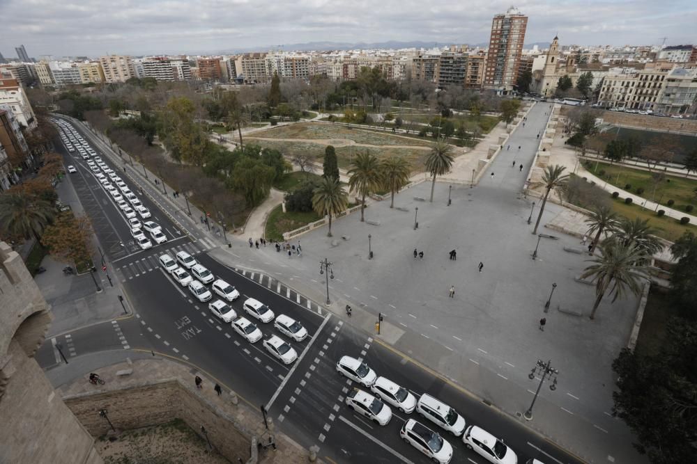 Protesta de taxistas en el centro de València contra las VTC