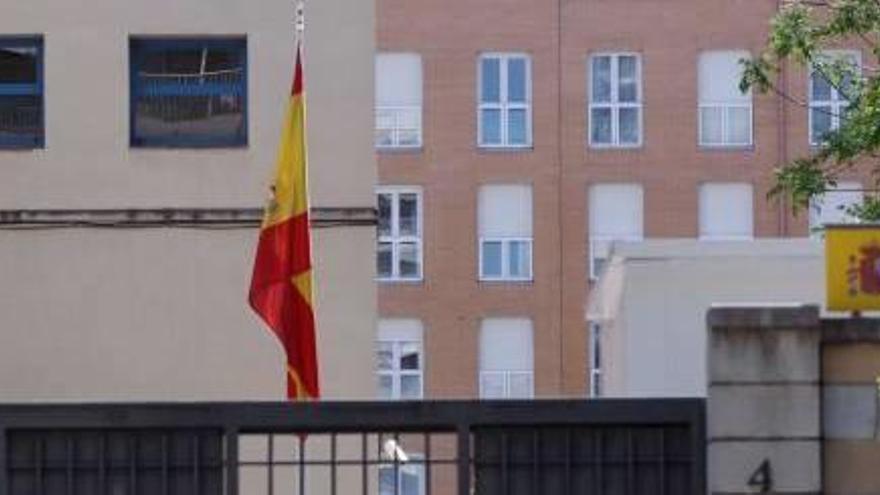 La bandera de la subdelegació de Defensa de Girona, ahir, onejant amb normalitat.