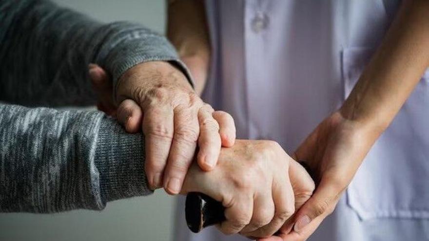 El Gobierno inyecta 954 millones a la dependencia andaluza para "reducir la lista de espera en un 45%", mientras la Junta lo tacha de "parche"