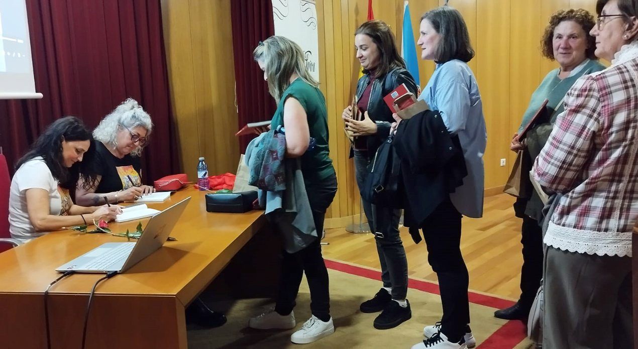 El acto de presentación de «As trobadoras silenciadas», segundo poemario de la viguesa Clara Pino, con ilustraciones de la valguesa Ángeles Garrido.
