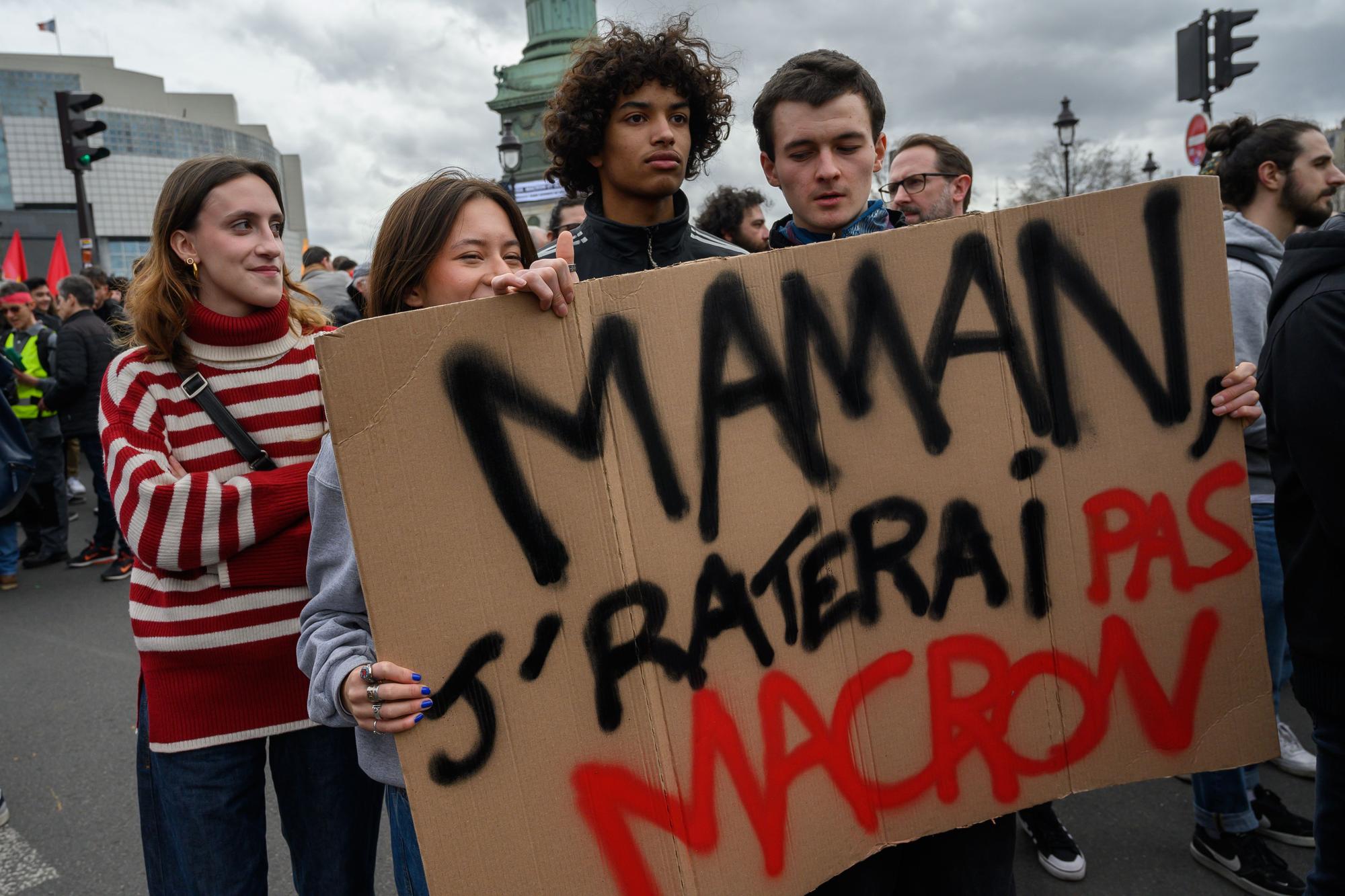 Un grupo de jóvenes durante una manifestación contra la reforma de las pensiones, el pasado viernes en París.Un grupo de jóvenes durante una manifestación contra la reforma de las pensiones, el pasado viernes en París.