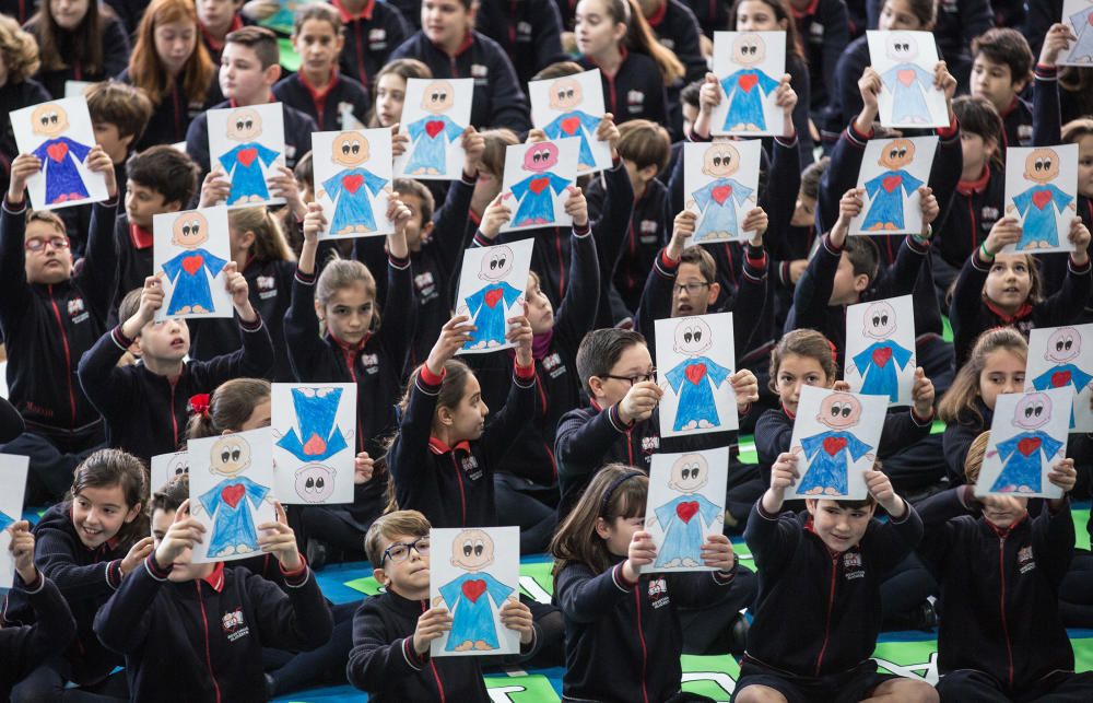 Multitudinario mosaico por la paz en el colegio Agustinos de Alicante