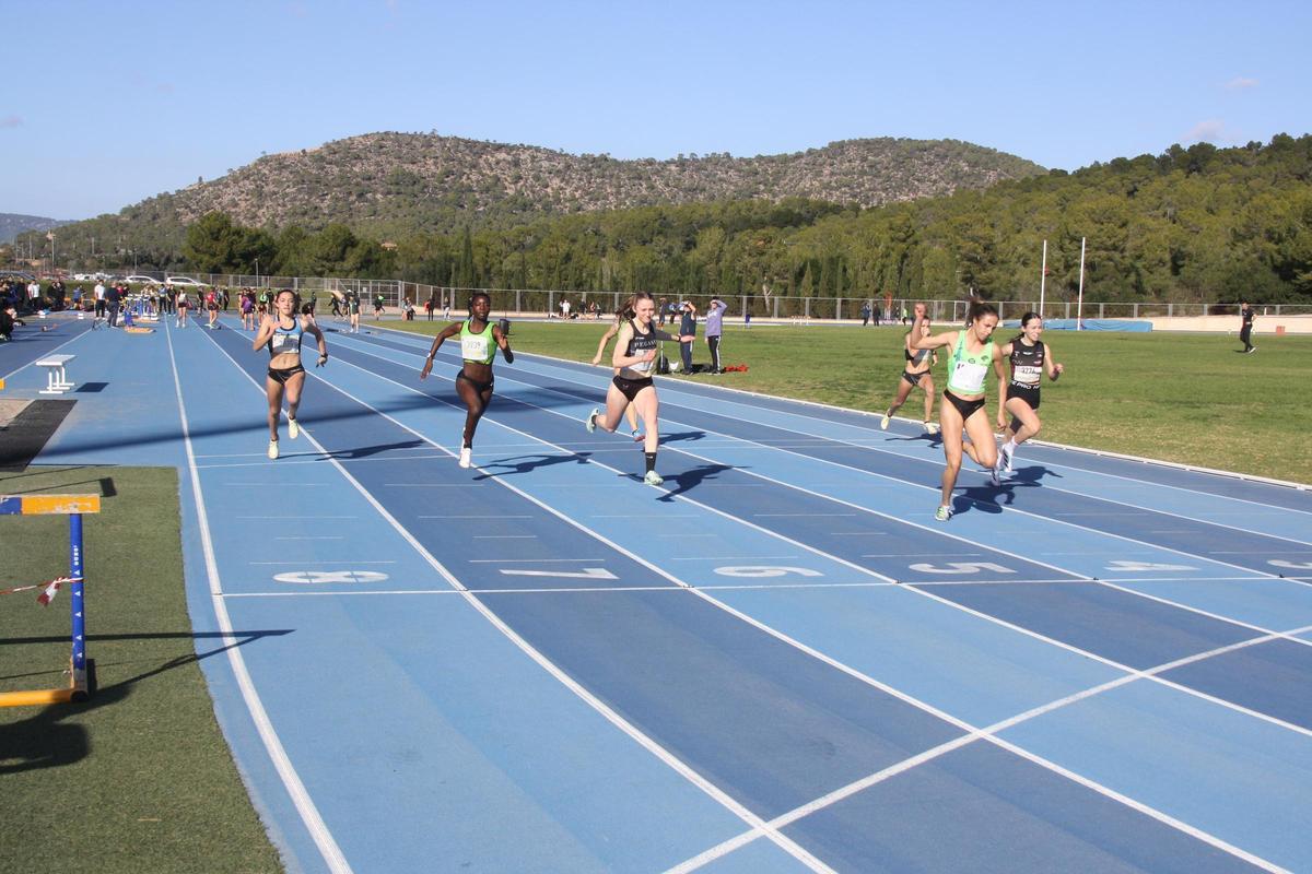 Atletismo. Esperança Cladera entra en meta en la serie en la que batió el récord de 60 lisos de Claudia Troppa