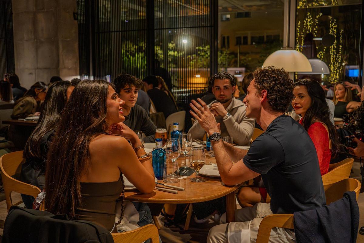 Una mesa de desconocidos en una de las últimas cenas de Mate.