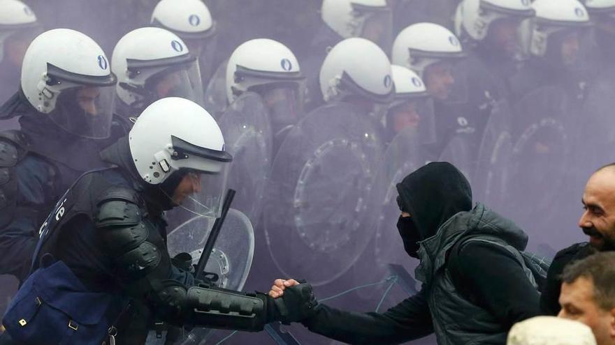 Protesta de soldados belgas en Bruselas, por sus planes de pensiones.