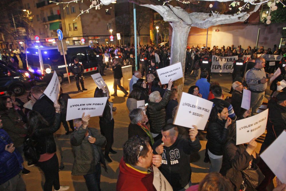 Dues concentracions s'han enfrontat a Salt per la inseguretat i el racisme