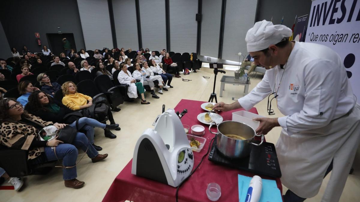 Docentes del FP de Hostelería del IES Cap de l'Aljub ofrecen una masterclass para preparar platos aptos para diafásicos