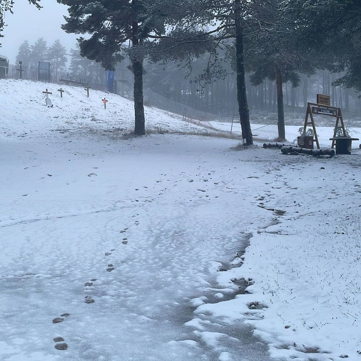 Los primeros copos de nieve cayeron en la montaña ourensana.