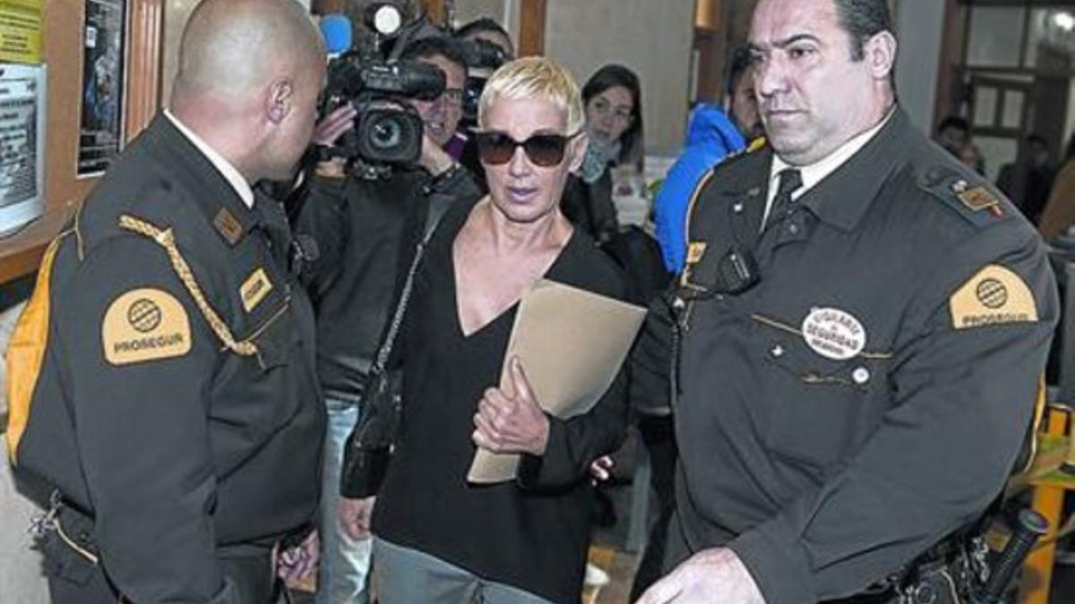 Ana Torroja, ayer, a la entrada de los juzgados de Palma, donde debía ser juzgada por delitos fiscales.