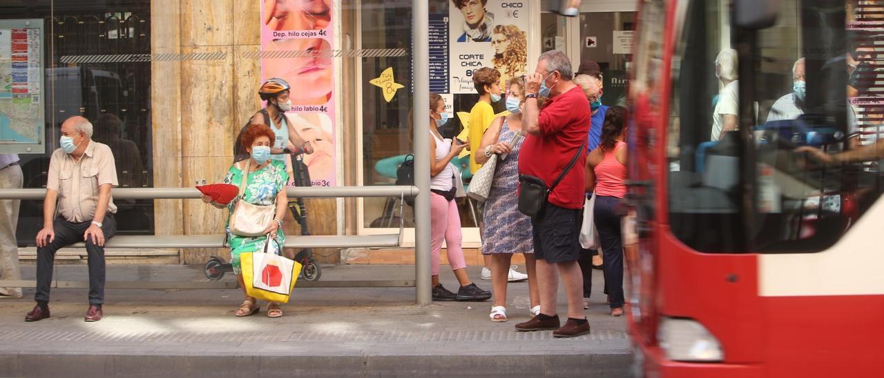 Ciudadanos esperan subir a un autobús urbano de Alicante, en una imagen de archivo