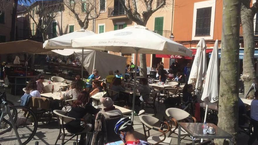 La mayoría de bares y terrazas se concentran en la zona de la plaza.