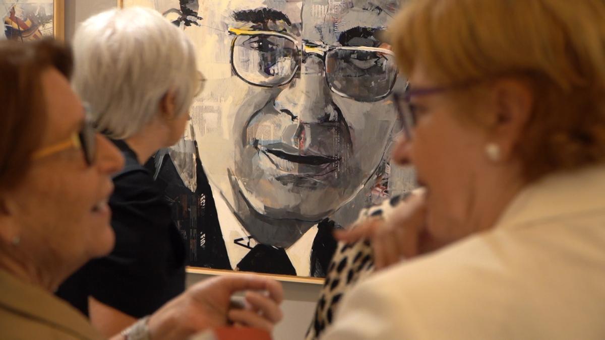 Visitantes a una exposición sobre Vicent Andrés Estellés que se coordina en Xàtiva.