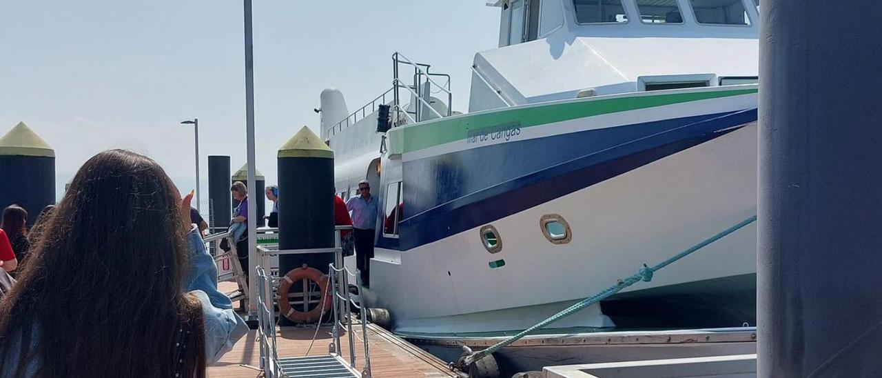 Usuarios del barco en el pantalán recién acondicionado en la estación marítima de Cangas. |