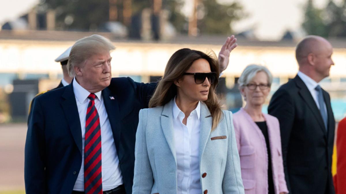 Melania Trump con abrigo azul pastel y bailarinas en Finlandia