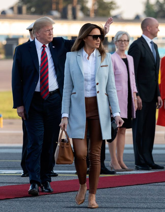 Melania Trump con abrigo azul pastel y bailarinas en Finlandia
