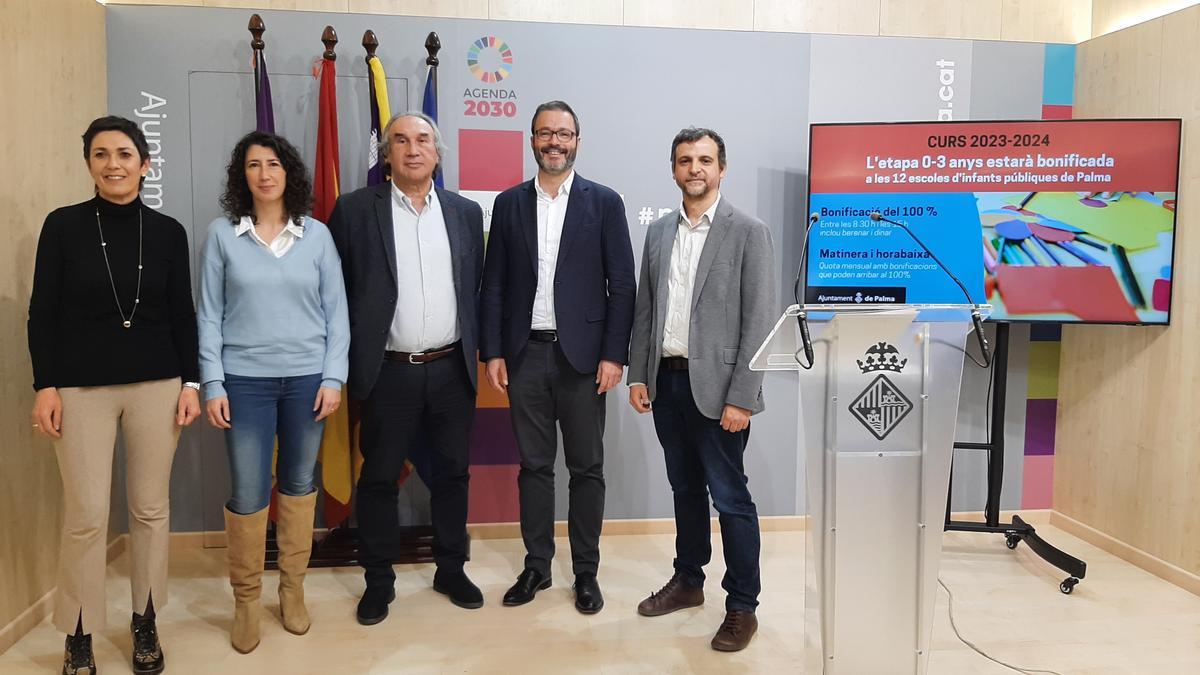 El alcalde, Jose´Hila, el conseller, Martí March y Llorenç Carrió, Amanda Fernández y Francisca Niell han presentado esta mañana la gratuidad de las escoletes municipales.