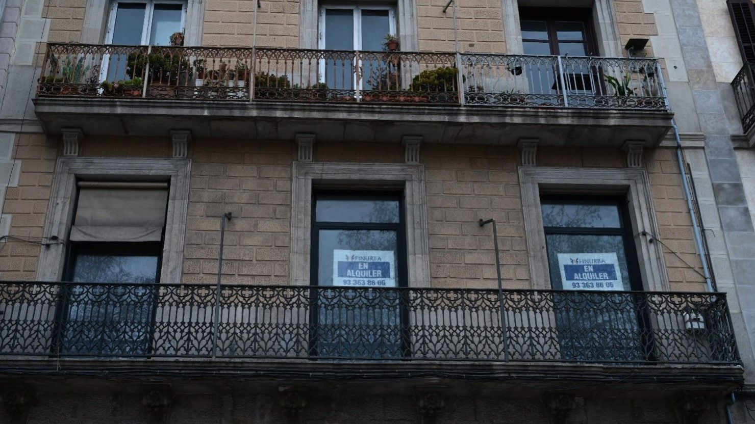 Barcelona. 18.03.2022. Barcelona Cartel de piso en alquiler en el passeig de Borbó. Fotografía de Jordi Cotrina
