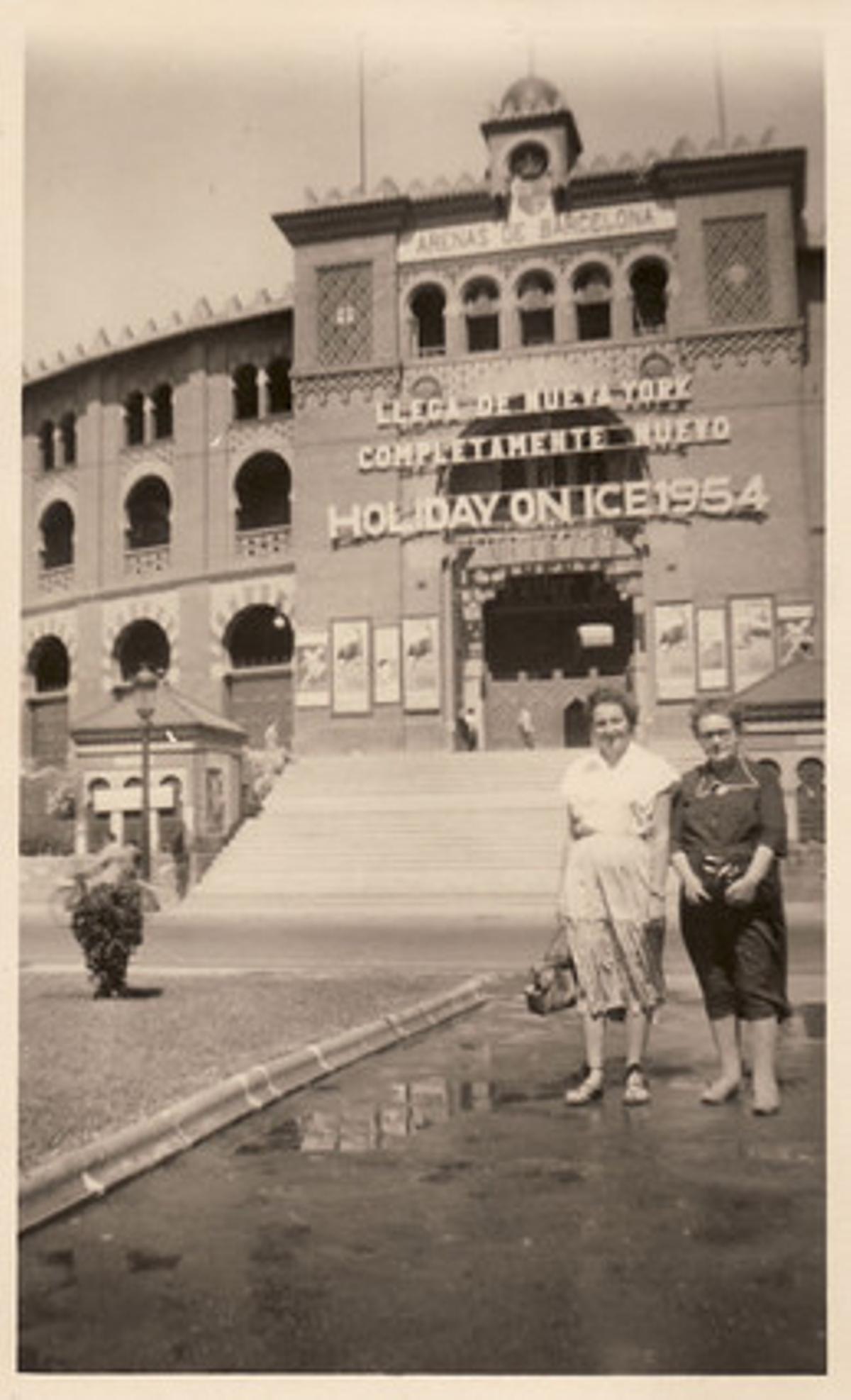 A la porta de Las Arenas, l’any 1954.