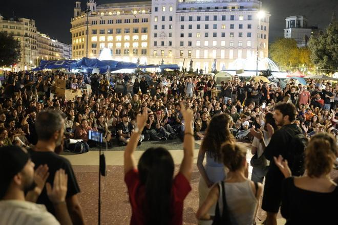 Unas 800 personas exigen en Barcelona que Junts acepte el decreto Maricarmen’ y claman por la huelga general
