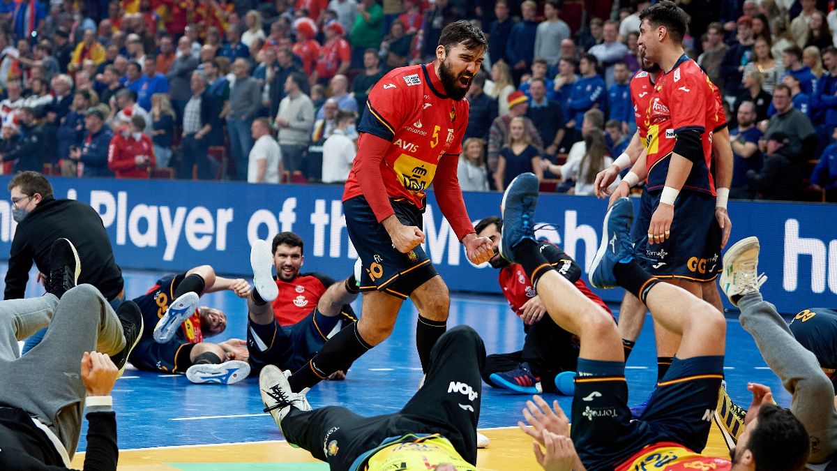 Los jugadores de España celebrando la victoria ante Noruega en los cuartos de final del Mundial de Balonmano en Polonia.