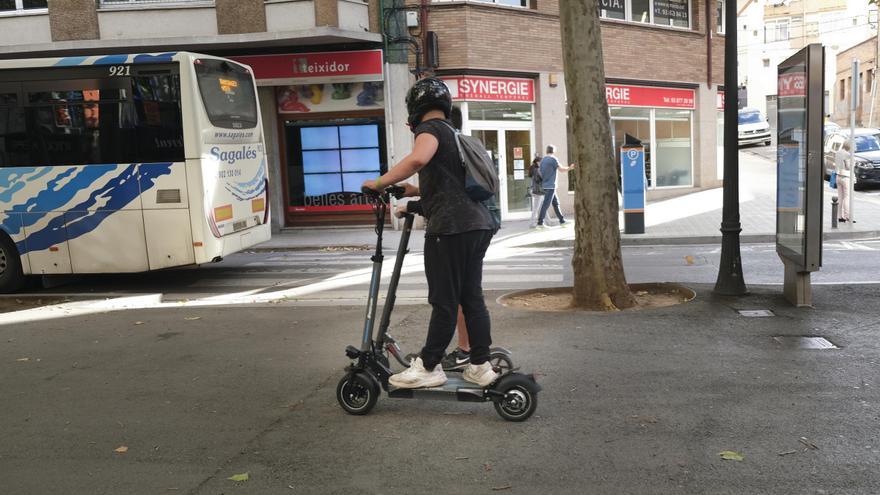 Setge als patinets elèctrics i les bicicletes per protegir els vianants