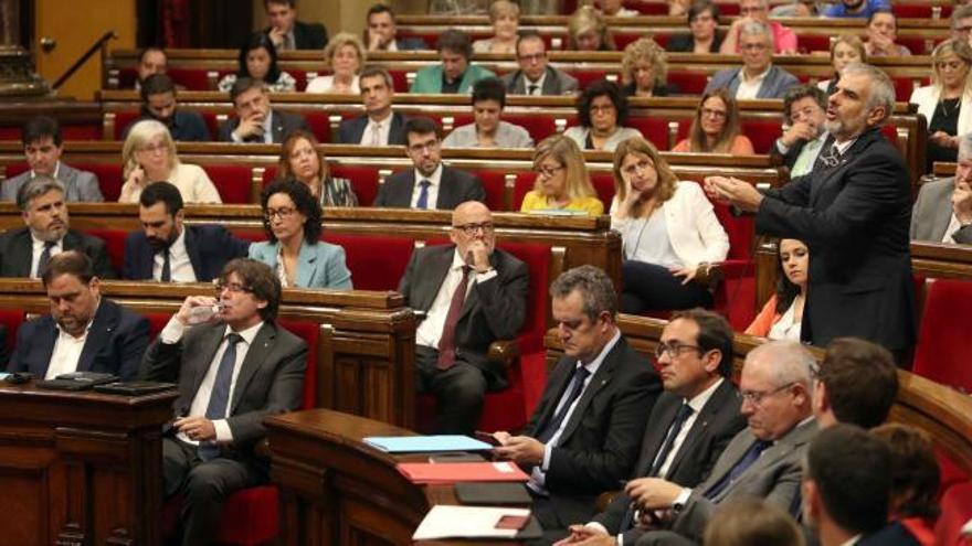 El Parlament modifica el orden del día para votar hoy la ley del referéndum