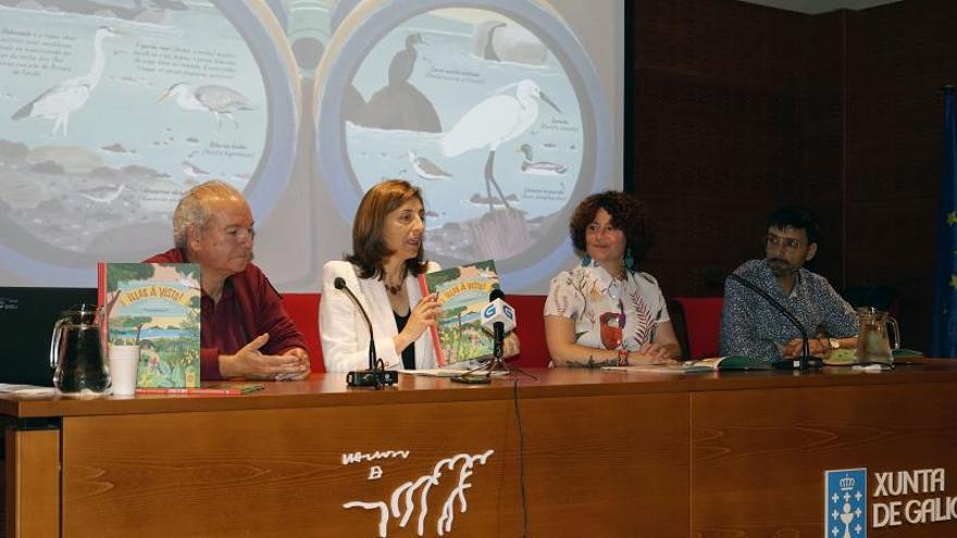 La conselleira de Medio Ambiente, Ángeles Vázquez (en el centro), ayer en Vigo, junto al director del parque nacional, José Antonio Fernández Bouzas. |   // CMA