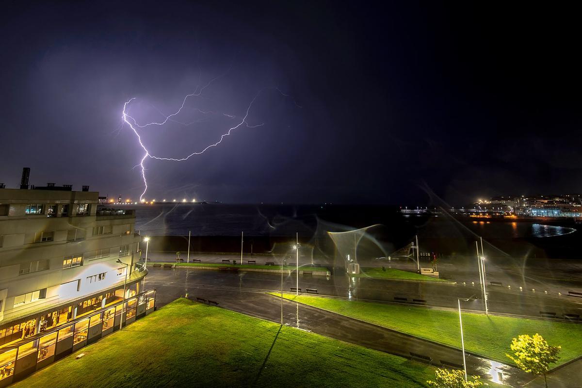 Las impresionanes imágenes de la tormenta eléctrica en Poniente, Gijón