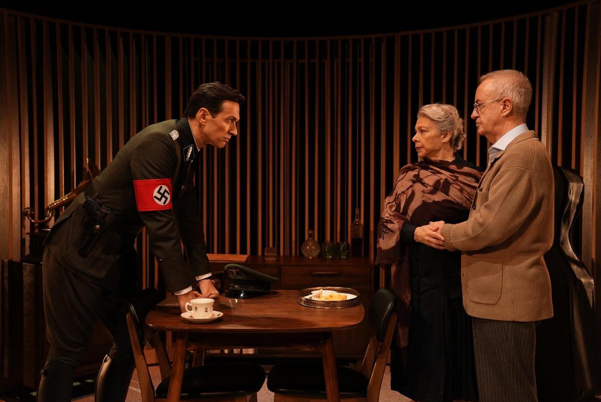 De izda. a dcha., Cristóbal Suarez, Kiti Mánver y Carlos Hipólito, en un momento de 'Música para Hitler'.