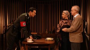 De izda. a dcha., Cristóbal Suarez, Kiti Mánver y Carlos Hipólito, en un momento de Música para Hitler.
