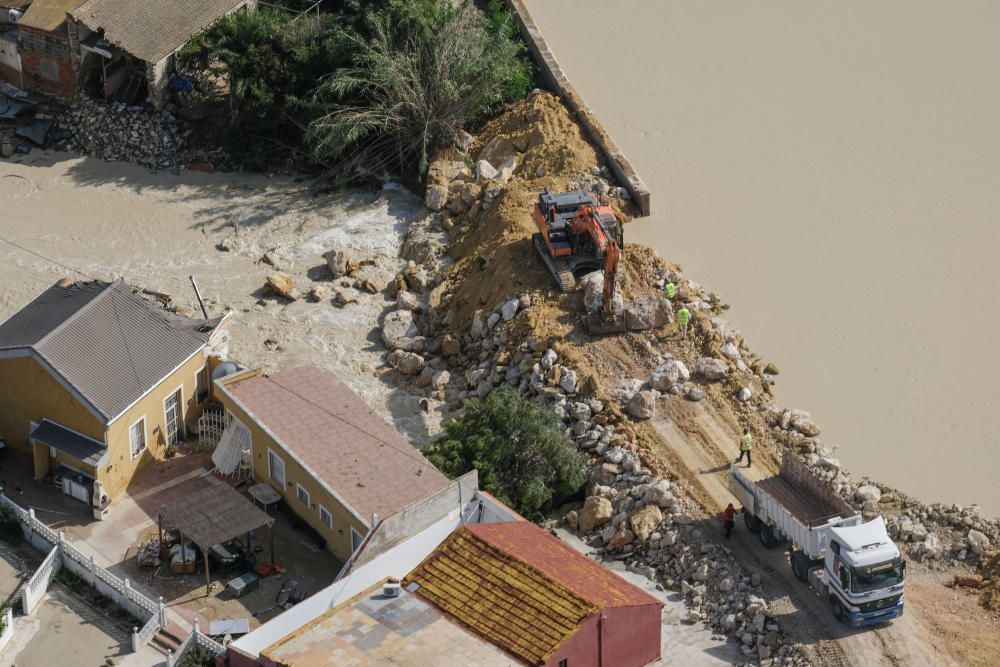 Trabajos de reparación del cauce del río Segura en la zona donde cedieron las motas en Algorfa-Almoradí