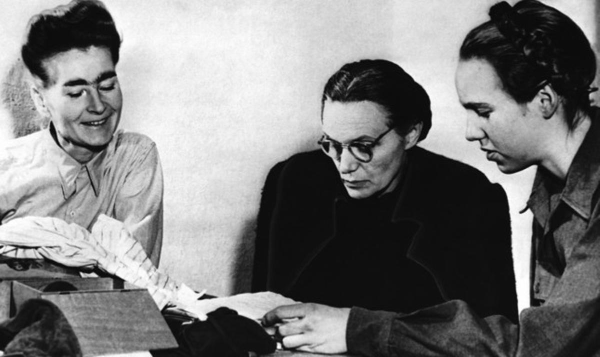 La dona de Himmler, Margaret (centre), llegeix cartes al costat de la seva filla Gudrun (dreta) i la secretària de les SS a Itàlia, Louise Cuyon-Witzschel, l’1 de gener del 1946 a Nuremberg.