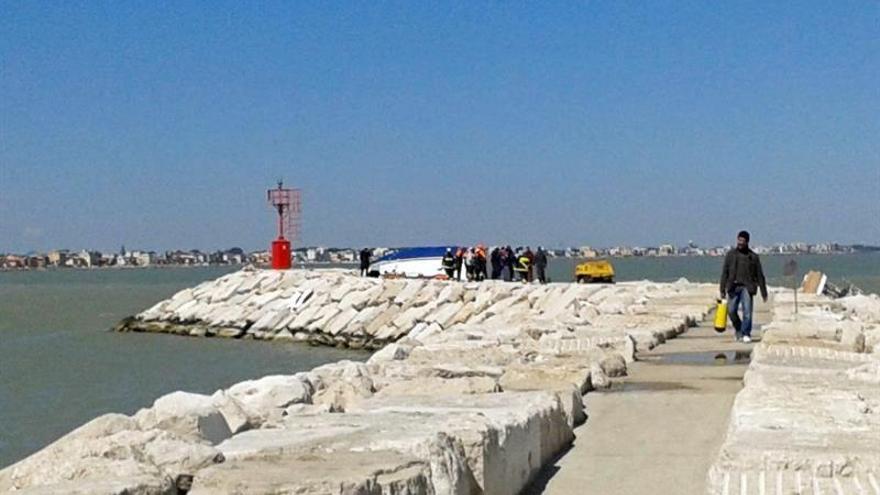 Cuatro muertos tras chocar un velero contra las rocas en costa de Italia