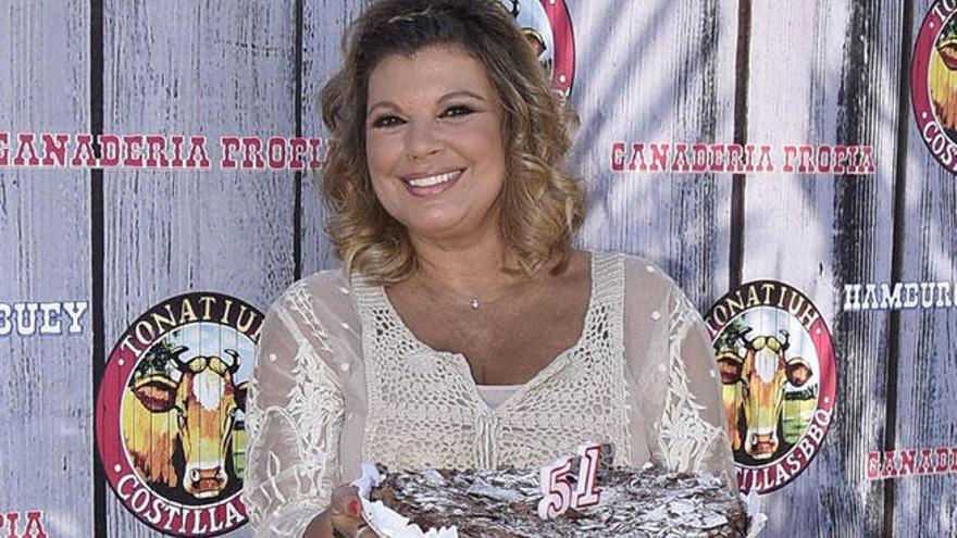 Terelu Campos posa con su tarta de cumpleaños.