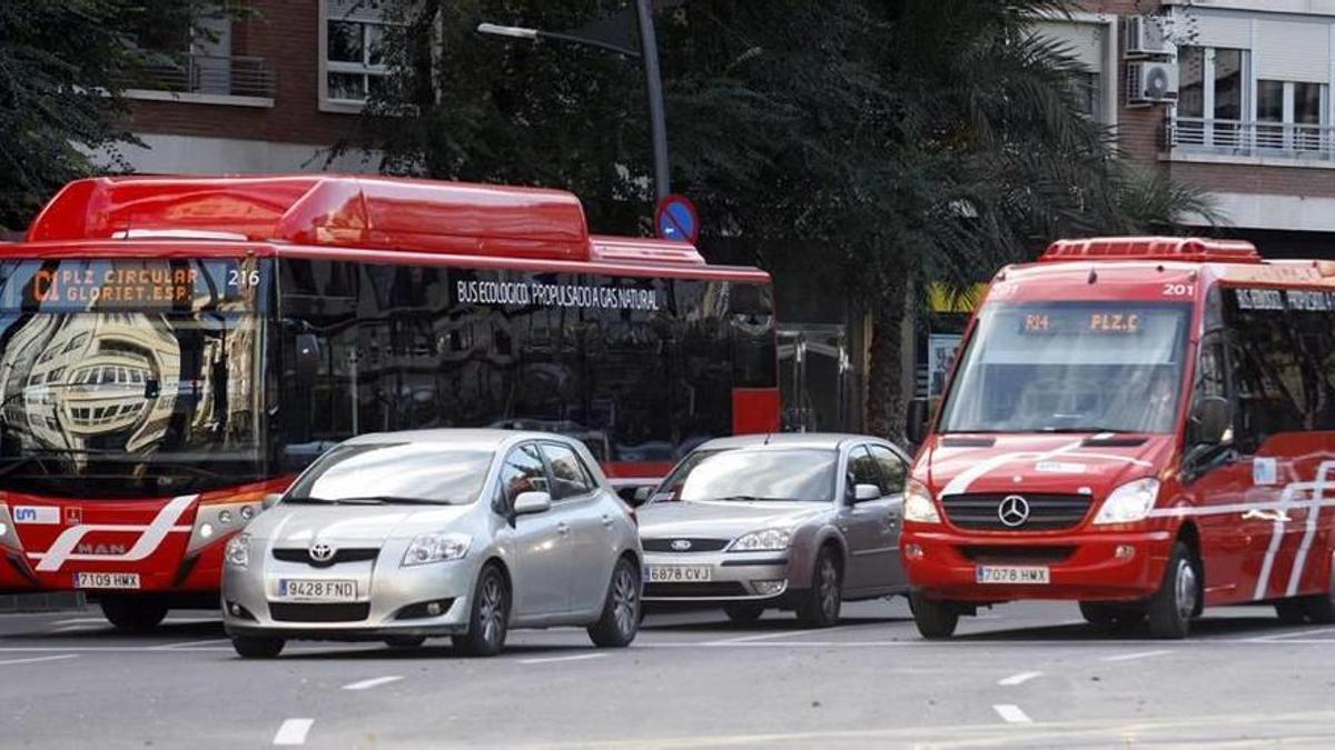El servicio de los autobuses 'coloraos' lleva medio año de negociaciones y protestas en Murcia.