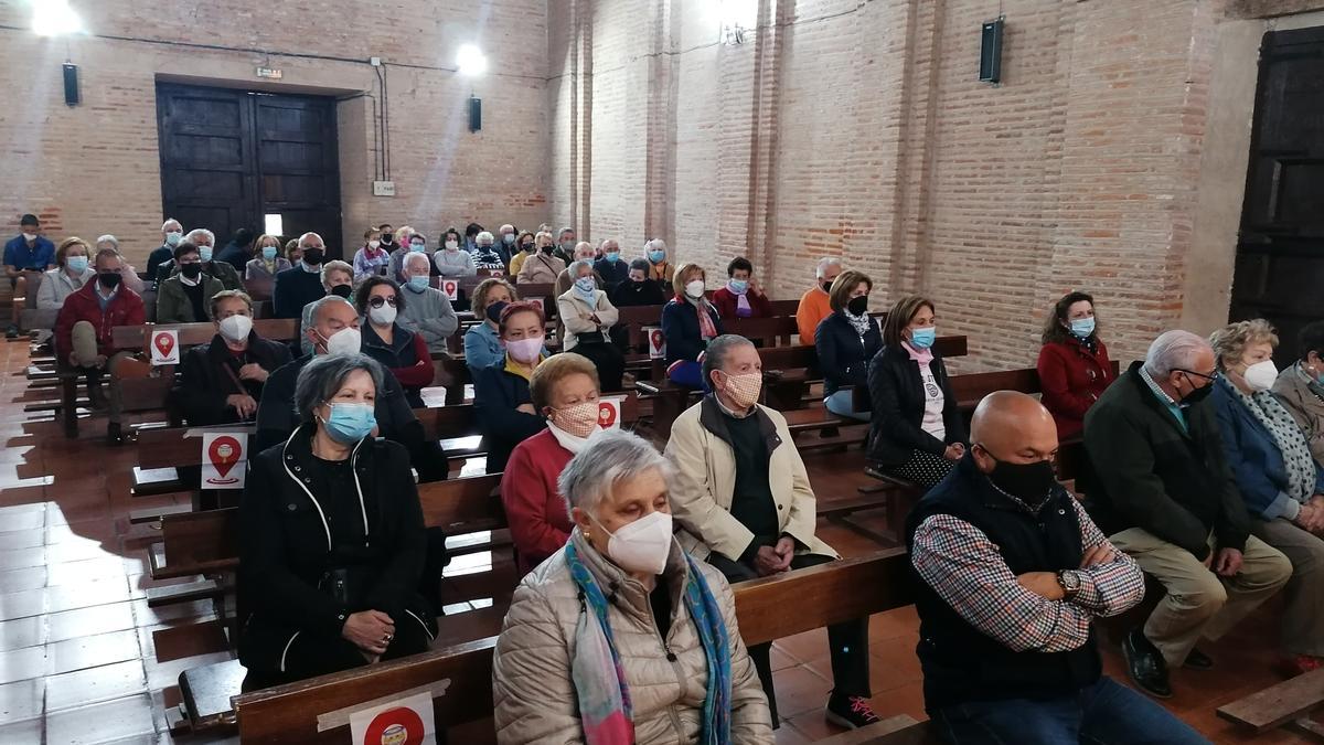 Toresanos siguen con atención una de las misas oficiadas en la ermita