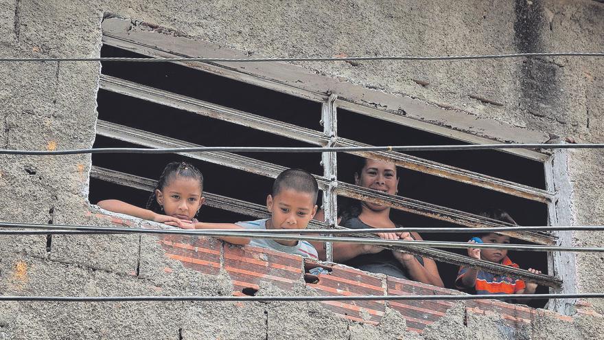 El retraso en la llegada de las ayudas deja al límite a los isleños en Venezuela