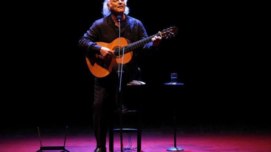 Amancio Prada, durante su recital ayer en Vigo. // Faro