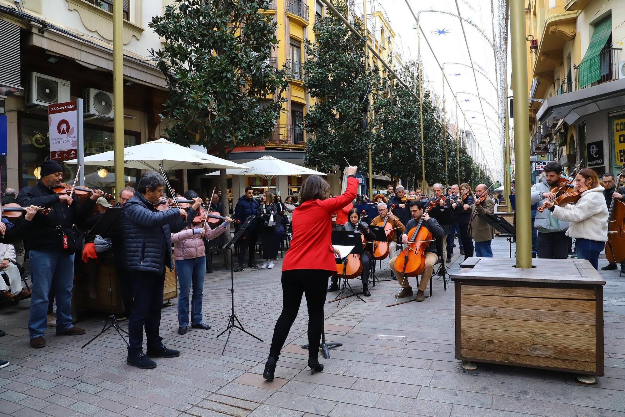 La Orquesta de Córdoba inerpretando Adeste Fideles en la calle Cruz Conde