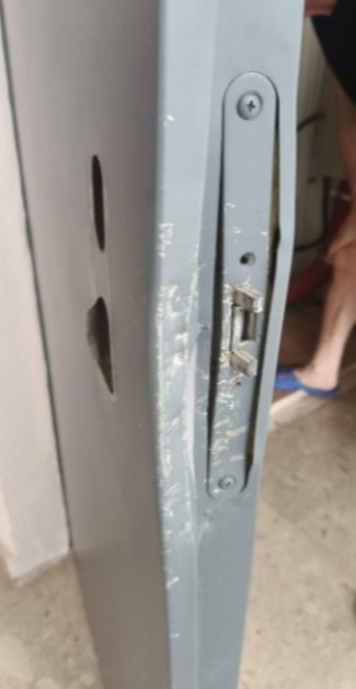 Detall del tancament d'una porta d'accés manipulada d'un edifici d'Empuriabrava.