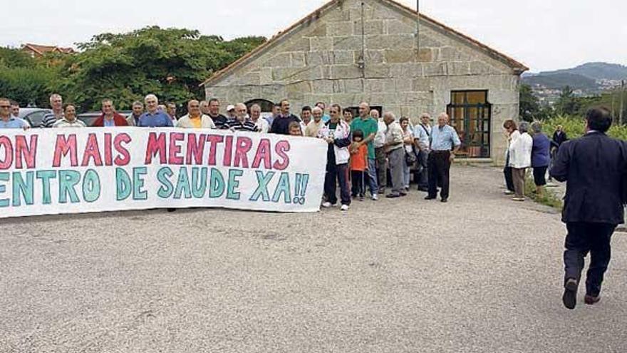 Los vecinos reciben al alcalde Sotelo ante a Escola Vella.  // C. Giménez