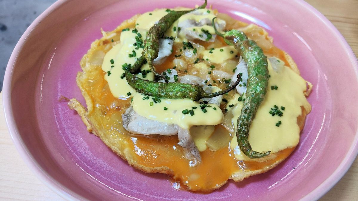 La tortilla abierta con cocochas, pilpil, patatas y cebolla del restaurante Álex.