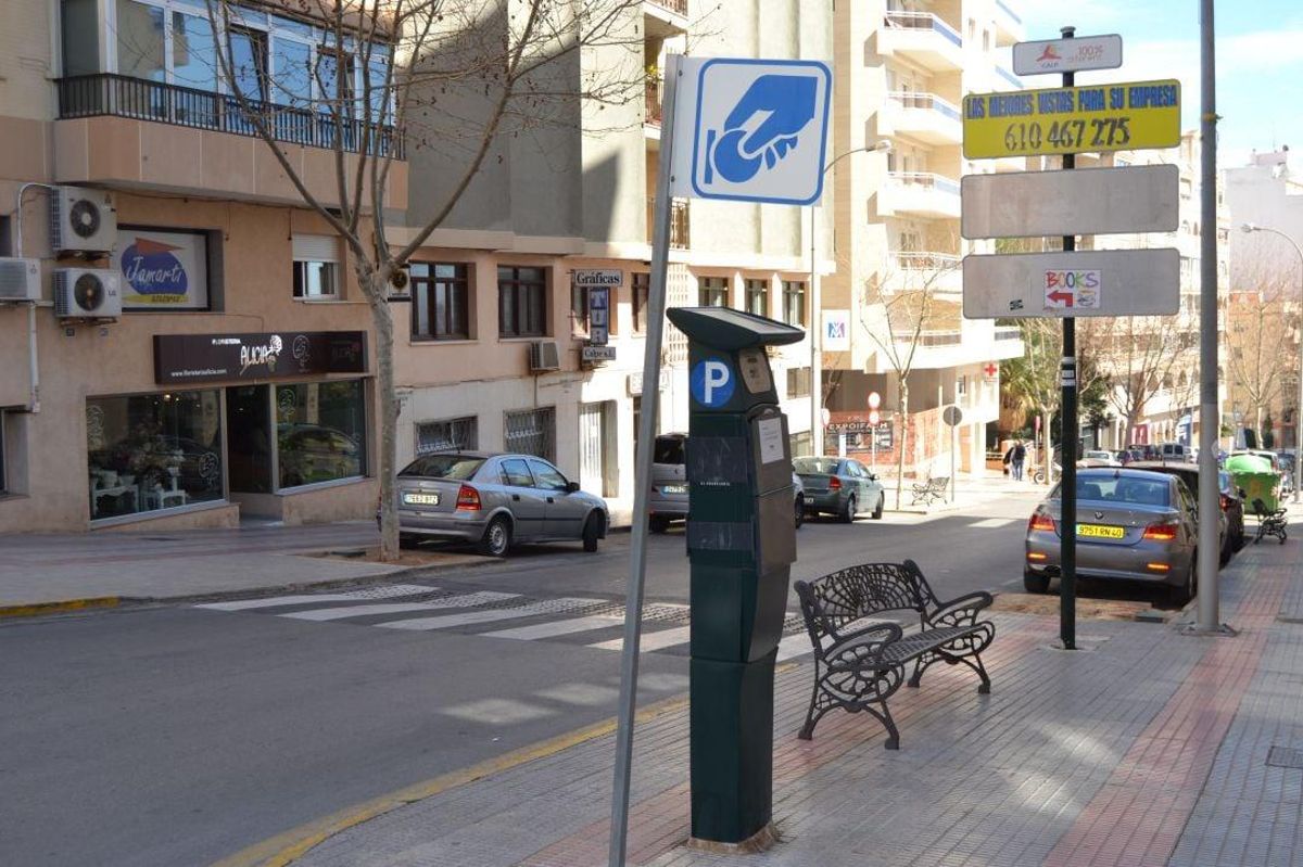 Uno de los antiguos parquímetros de la zona azul de Calp, ahora sin uso.