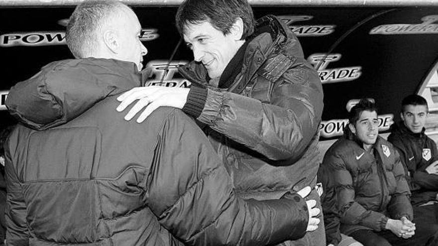 Pacheta, a la derecha, y Pantic, entrenador del Atlético de Madrid B, se saludan antes de comenzar el partido.