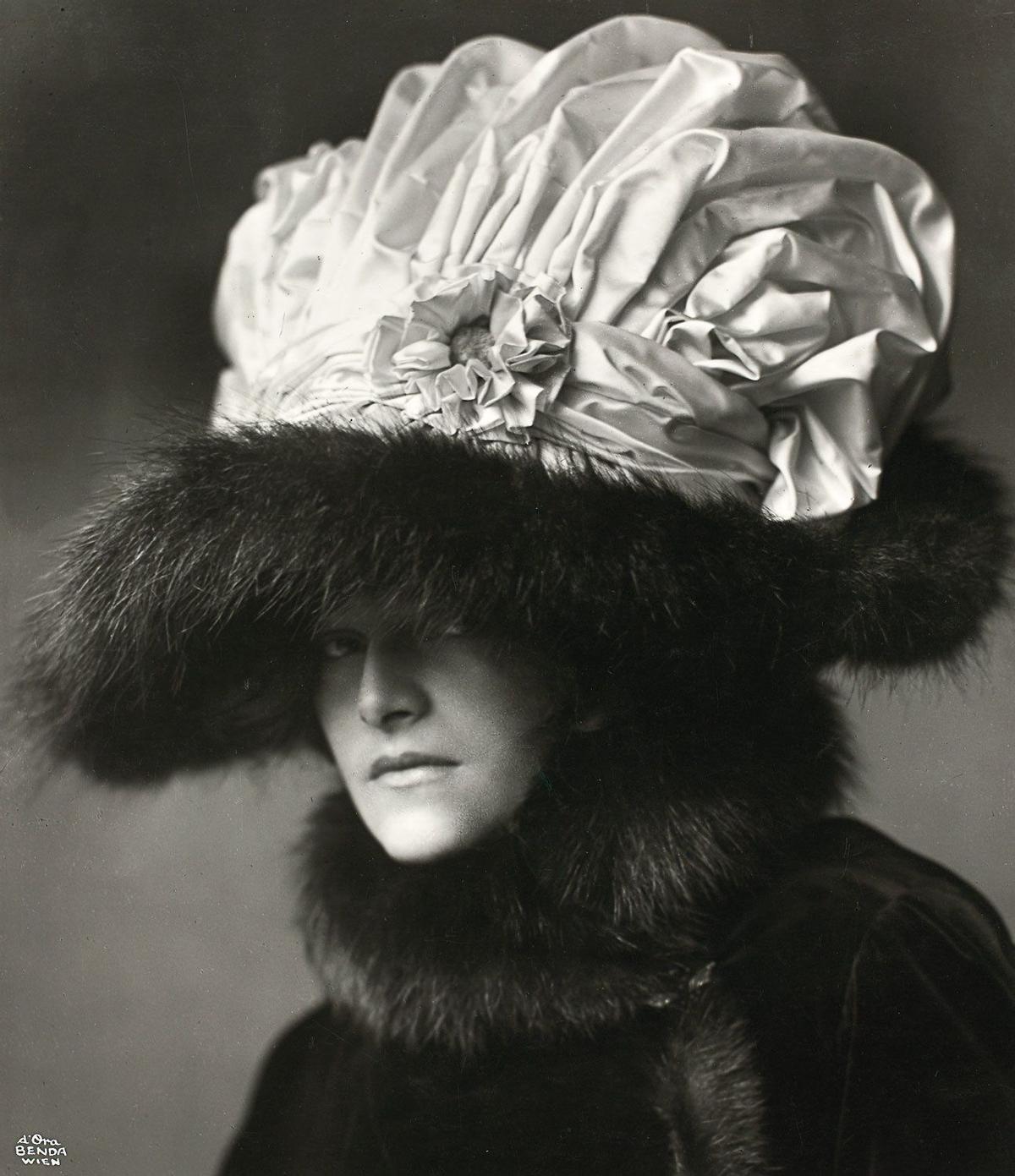 Retrato de la actriz Helene Jamrich en 1909, obra de Madame d´Ora.