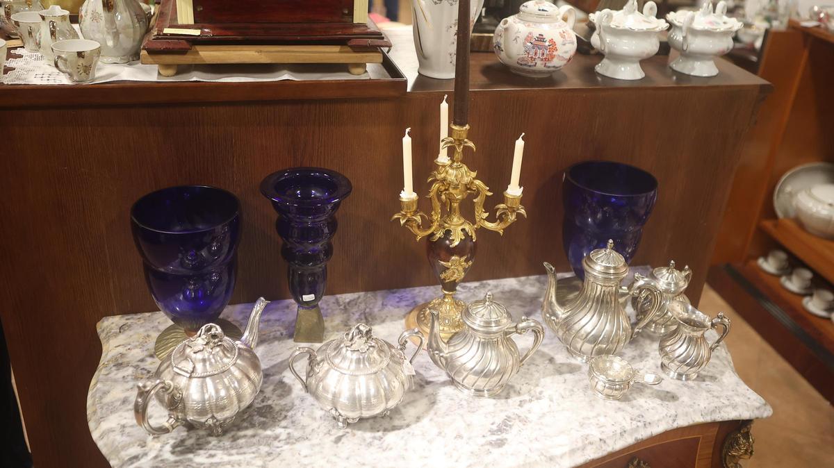 Algunas de las piezas que se venden en O Mercadillo Solidario